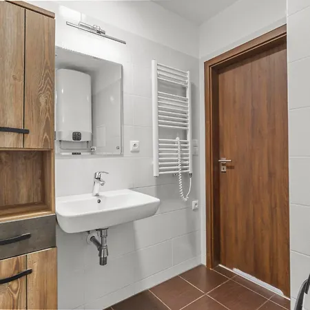 Uzbecka S Parkovanim V Garazi Apartamento Bratislava